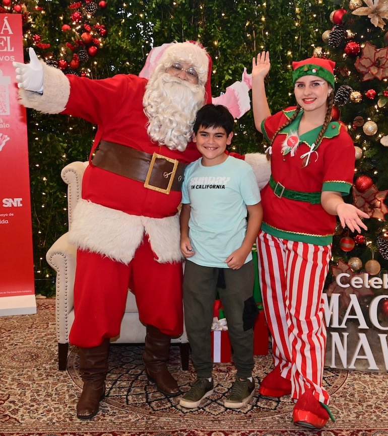 Lisandro Báez junto a Papá Noel y su duende mágico. 