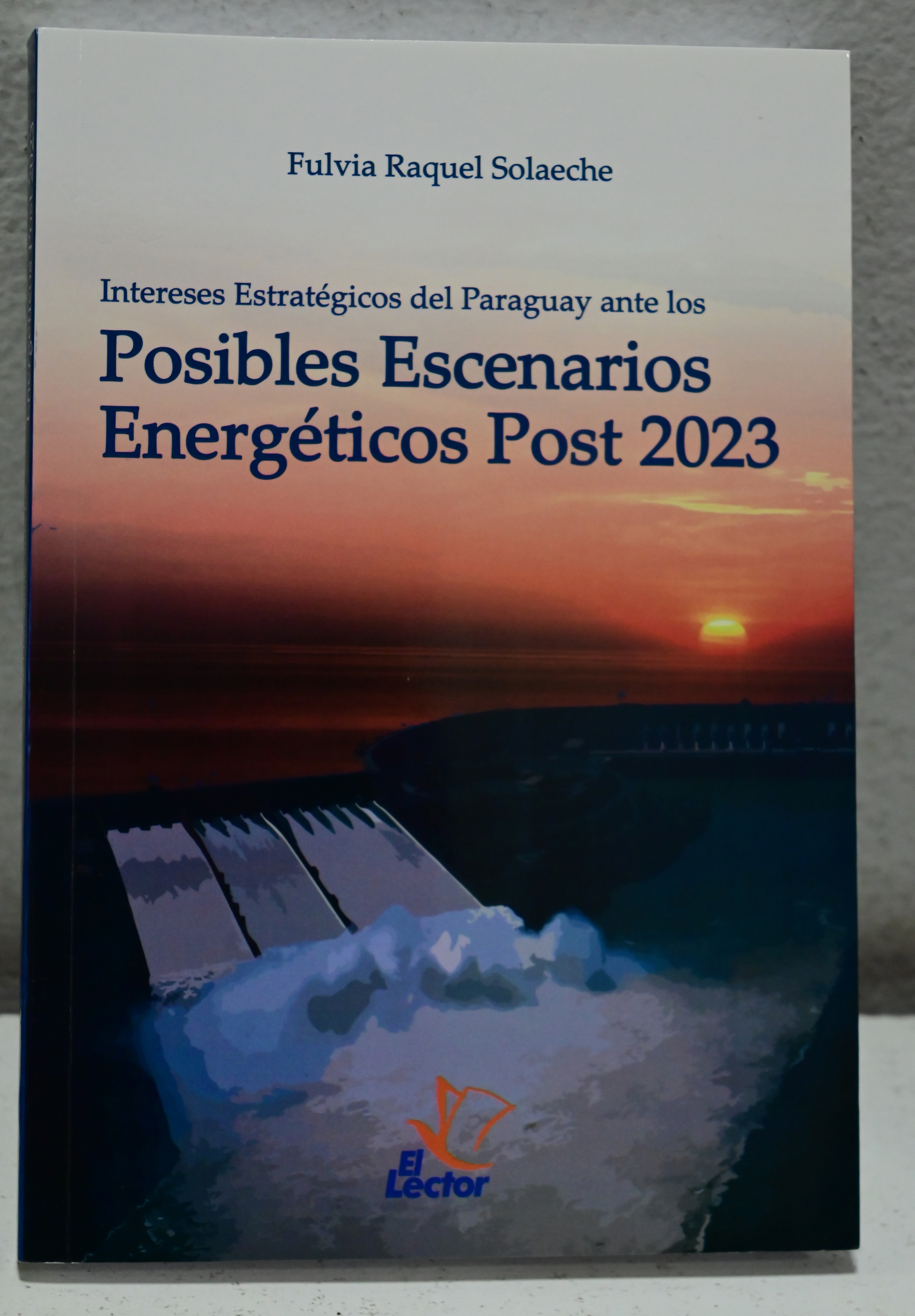 Portada del libro de Fulvia Raquel Solaeche, quien aborda el tema de los intereses estratégicos del Paraguay ante los Posibles Escenarios Energéticos Post 2023.