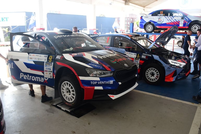 Los autos de Migue (Škoda Fabia RS Rally2) y Fau Zaldívar (Hyundai i20 N Rally2), que compiten bajo la estructura del equipo MZ Racing, durante las verificaciones ayer. Fotos: Gentileza de JES Audiovisual.