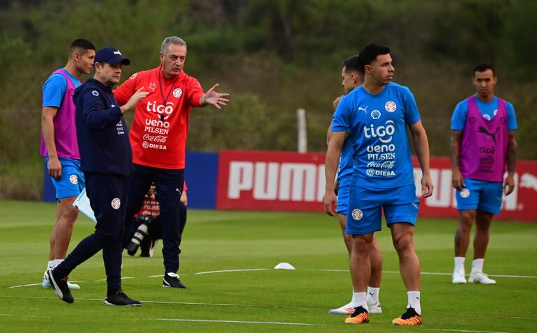 Gustavo Alfaro (rojo), entrenador de la selección paraguaya, en el entrenamiento del lunes 2 de setiembre en el Centro de Alto Rendimiento, en Ypané, Paraguay.