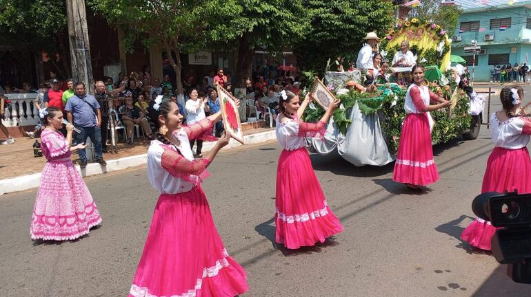 Hermosas jóvenes danzan frente al palco con sus bastidores de ñandutí.
