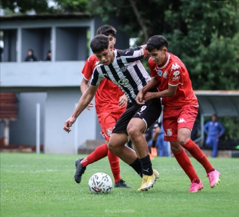 El gumarelo José Buhring anotó triplete de goles para la goleada ante Resistencia SC