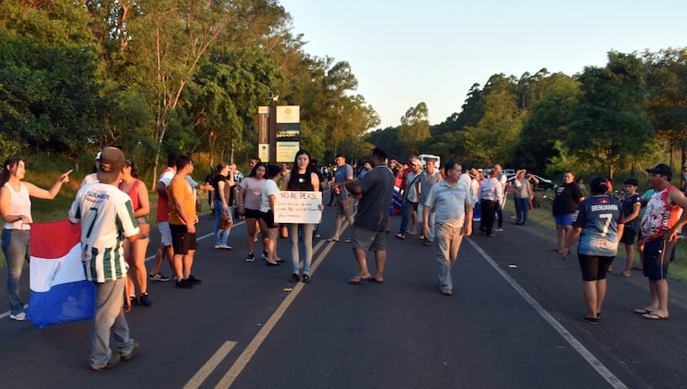 Los pobladores se manifestaron en el límite de Misiones e Itapúa contra el traslado del peaje, que quieren llevar adelante desde hoy, 20 de enero.