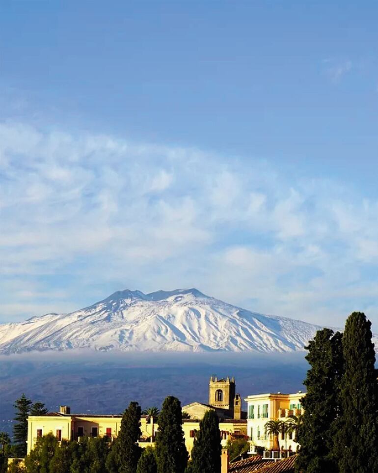 La visita al monte Etna es una de las increíbles propuestas.