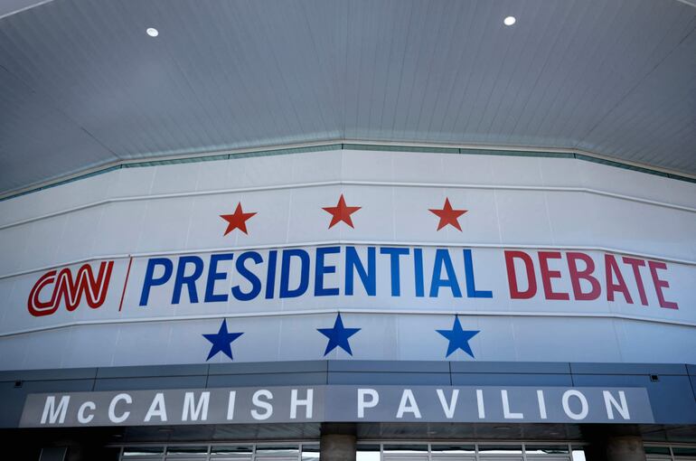 Se ven carteles que anuncian el debate presidencial de CNN en el Pabellón McCamish en el campus de Georgia Tech el 25 de junio de 2024 en Atlanta, Georgia. El presidente de Estados Unidos, Joe Biden, y el candidato presidencial republicano, el expresidente Donald Trump, se enfrentarán este jueves en el primer debate presidencial del ciclo presidencial 2024.