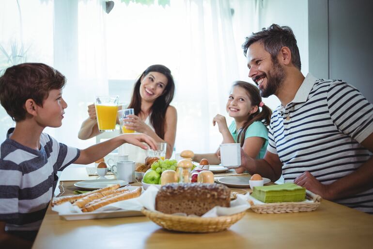 Familia desayunando.