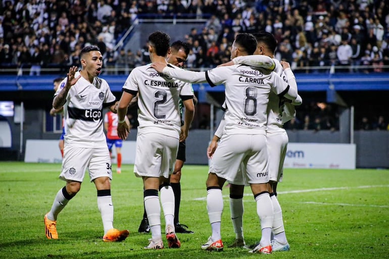 Los jugadores de Olimpia festejan un gol en el partido frente a Atlético Colegiales por la Tercera Ronda de la Copa Paraguay 2024 en el estadio Luis Salinas, en Itauguá.