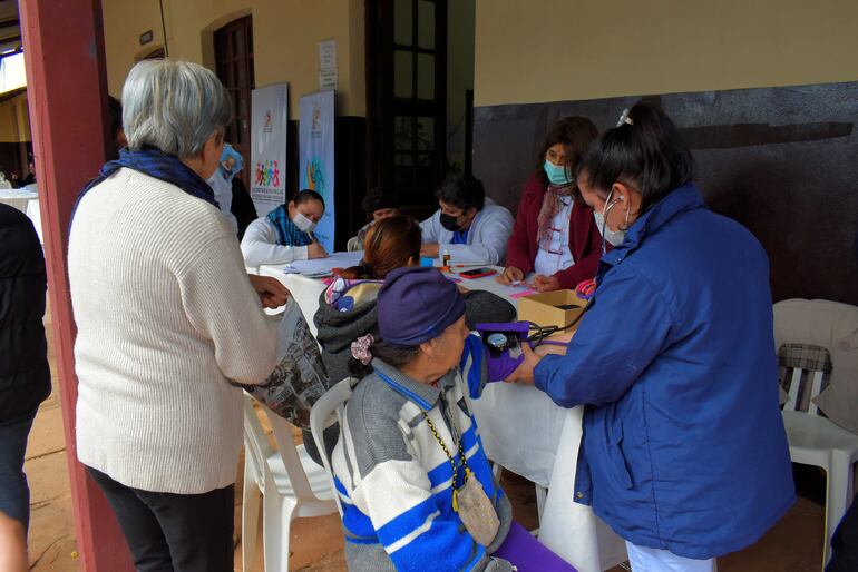 También se realizan consultas médicas en la campaña social impulsada por la Municipalidad de Villarrica.