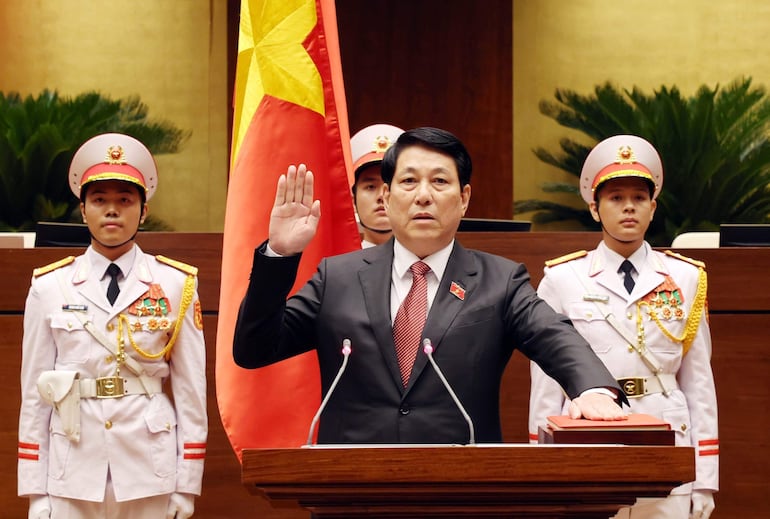 Recién elegido presidente de Vietnam, Luong Cuong (centro), prestando juramento durante la octava sesión del decimoquinto mandato de la Asamblea Nacional, en Hanoi, Vietnam.  La Asamblea Nacional de Vietnam (el Parlamento) eligió este lunes como nuevo presidente del país a un miembro del Politburó del Partido Comunista, Luong Cuong, un cargo sin apenas poder ejecutivo que ha ido cambiando de titular en los últimos años, en medio de una campaña anticorrupción.