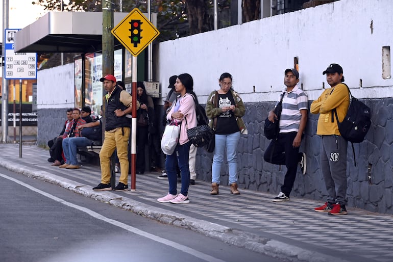 Usuarios del transporte público deben soportar largas esperas por los colectivos en las paradas, y peor los fines de semana.