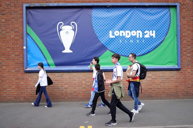 Los aficionados en los alrededores del estadio de Wembley antes de la final de la Champions League entre el Borussia Dortmund y el Real Madrid en Londres. 