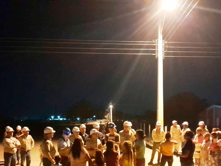 El presidente Félix Sosa y su comitiva, durante el encendido de luces por vez primera en la comunidad indígena de Puerto Esperanza.