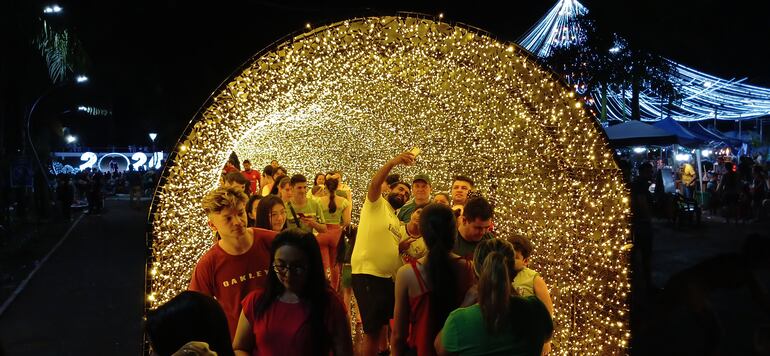 Arreglos navideños en Ciudad del Este. Proponen que en esta Navidad se celebre con más luces y menos pirotecnia.