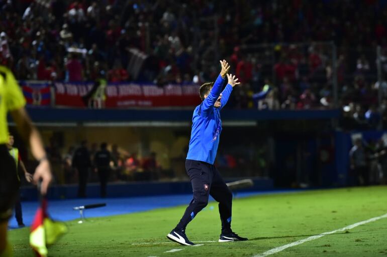 El argentino Facundo Sava, entrenador de Cerro Porteño, durante el partido contra Bolívar por la fase de grupos de la Copa Libertadores en el estadio La Nueva Olla, en Asunción.