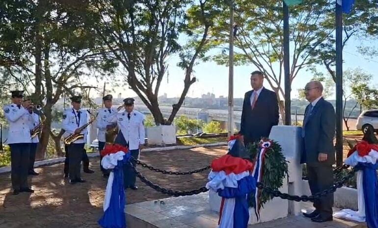 El intendente Miguel Prieto y el presidente del Centro de Pioneros, Rolando Ávalos, durante la entrega de la ofrenda floral en el hito fundacional.