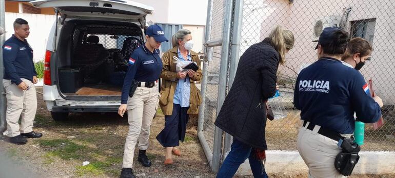 Desde el lunes último la directora, la coordinadora y la docente están en la cárcel de Coronel Oviedo.