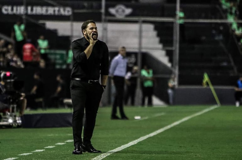 Ariel Sebastián Galeano Arce (27 años), entrenador de Libertad. (Foto: APF)