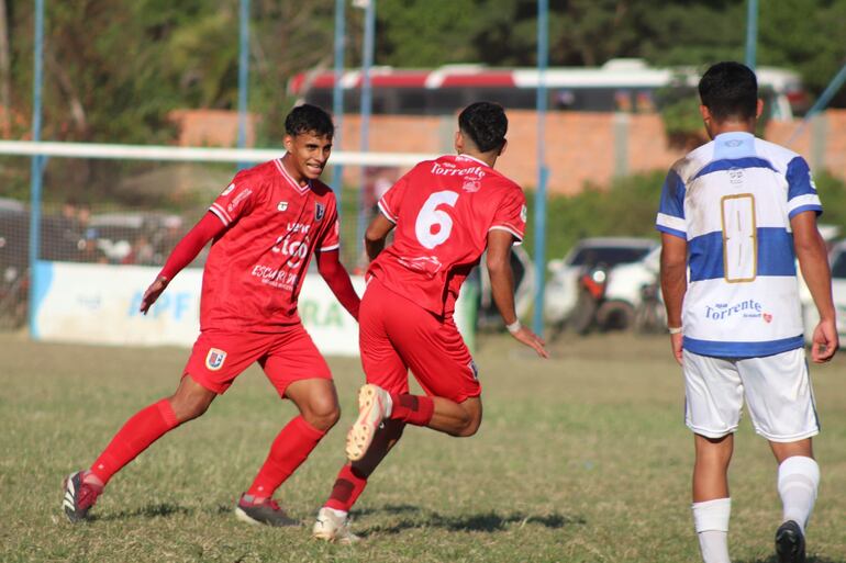 Richard Martínez (6) celebra el tanto de apertura en el marcador con Emanuel Mareco, ante el lamento de Luis López (8) de Valois. (Foto: APF)