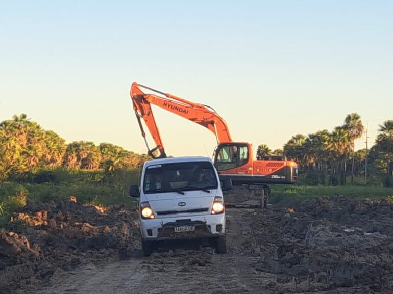 Una sola maquinaria del MOPC realizan trabajo parche en el camino que conduce a Toro Pampa.