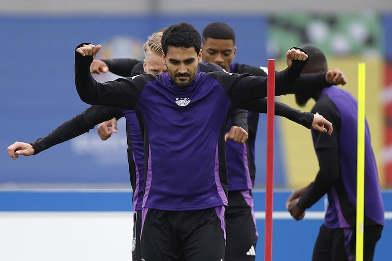 İlkay Gündoğan, futbolista de la selección de Alemania, durante el entrenamiento de este jueves en Herzogenaurach, Alemania.