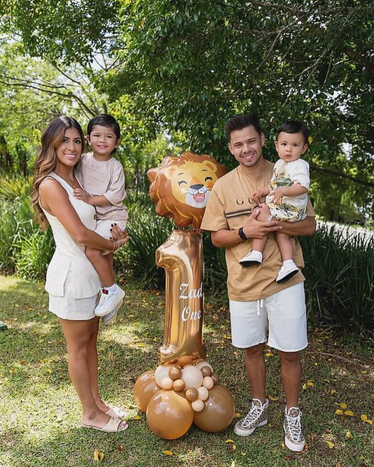 Los dulces hermanitos Zadquiel y Ciro con sus papis Gabriela y Ángel Romero. (Instagram/Gabriela Miskinich)