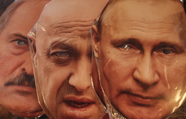 (i-d) Máscaras del presidente bielorruso, Alexander Lukashenko; del jefe del Grupo Wagner, Yevgueni Prigozhin, y del presidente ruso, Vladímir Putin, se muestran a la venta en una tienda de San Petersburgo (Rusia).