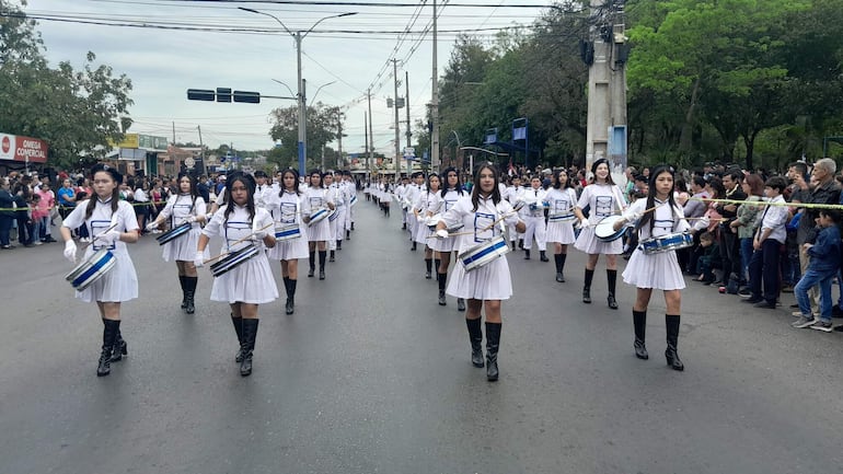 Las chiroleras del colegio nacional Arquitecto Tomás Romero Pereira pasan frente al palco oficial.