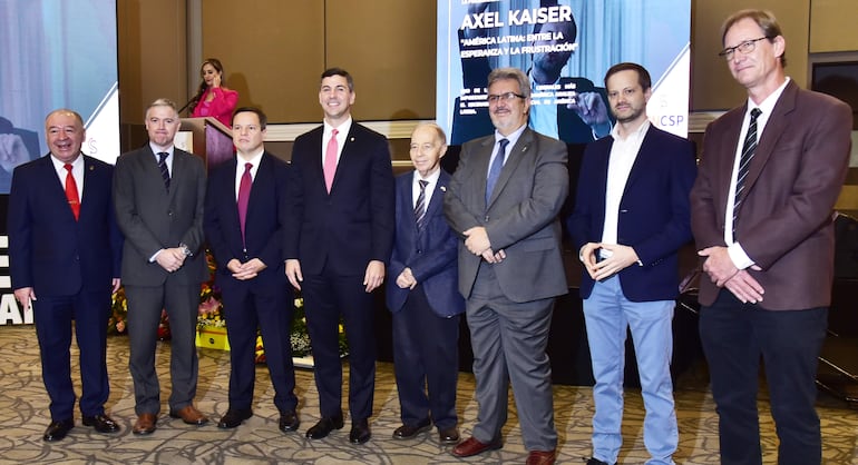 Alfredo Estigarribia, vicepresidente del Centro de Despachantes de Aduanas del Paraguay (CDAP); Ricardo Daniel Dos Santo (h), vicepresidente 2º de la CNCSP; Ernesto Figueredo Coronel, presidente de la CNCSP; Santiago Peña, presidente electo de la República;. Ing. Max Haber, Enrique Duarte, presidente de la Unión Industrial Paraguaya (UIP); Dr. Axel Kaiser y Alfred Fast, presidente de la Federación de Cooperativas de la Producción (FECOPROD).