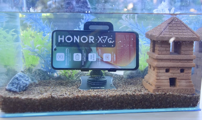 El HONOR X7c 4G resiste polvo y salpicaduras de agua sin problemas.