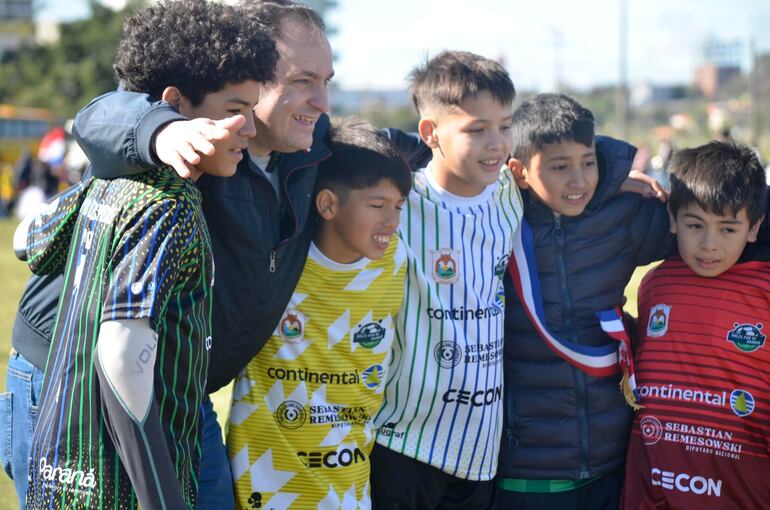 El diputado Esteban Remesowski (ANR), impulsor del programa, con algunos de los niños competidores.