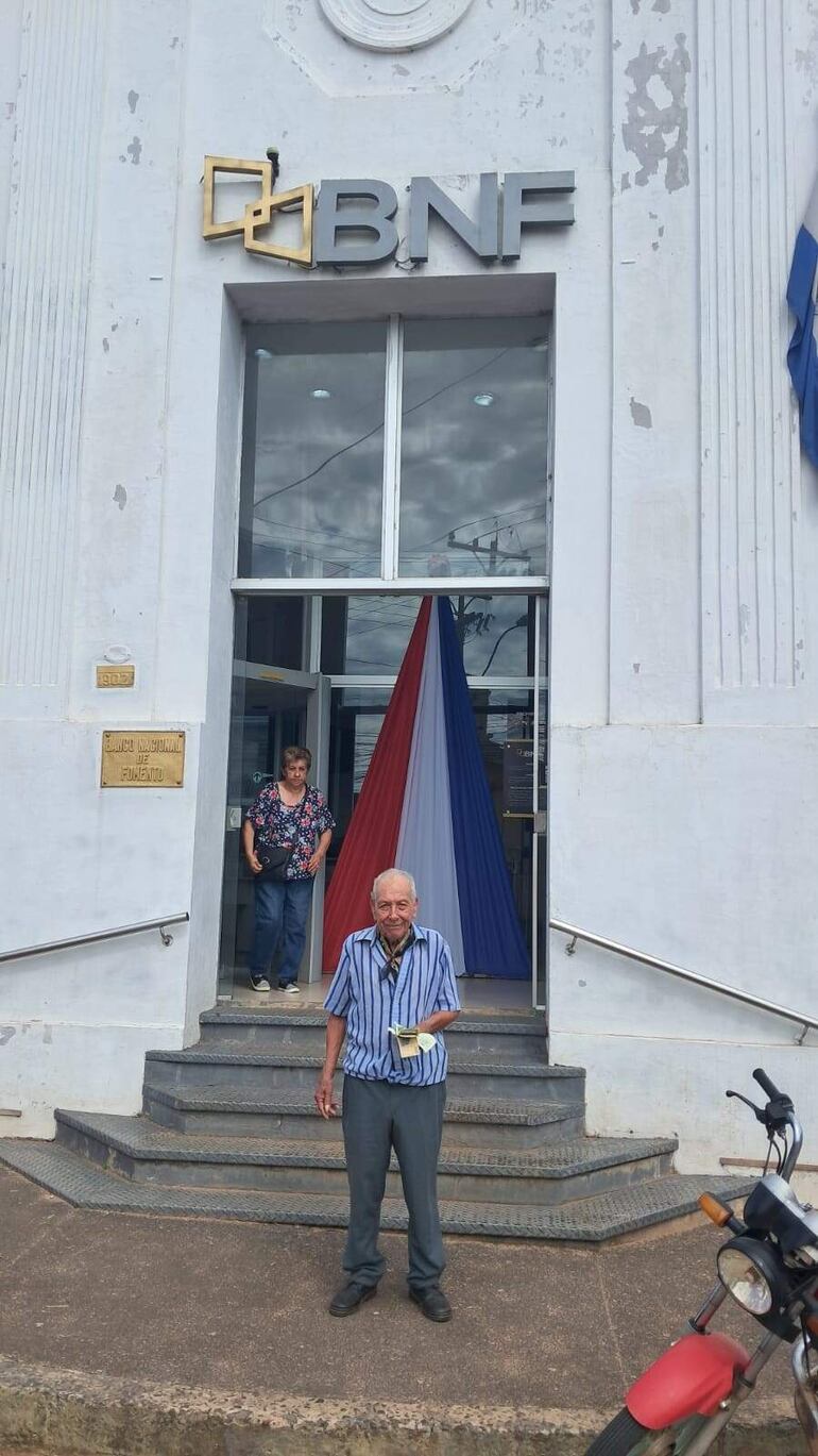 Don Eusebio Cáceres se trasladó hasta el BNF de Carapeguá, donde procedió a cobrar nuevamente su pensión.