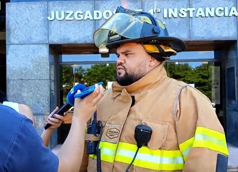 Alex Benítez, bombero voluntario.