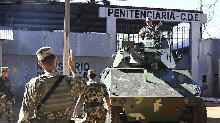 Una tanqueta militar refuerza la seguridad del la Penitenciaría de Ciudad del Este. 