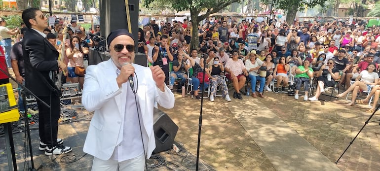 Bohemian Urbana hizo vibrar al público presente de la Feria Mangoré, con uno de sus temas, vamos a estar mejor.