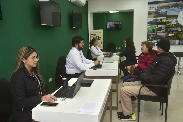 En el stand del IPS brindan asesoramiento a asegurados sobre jubilaciones, aportes, uso de la aplicación de Mi IPS, entre otros temas de interés