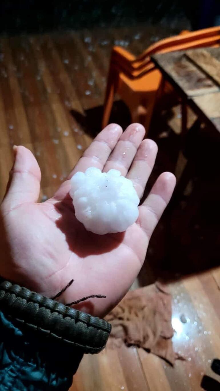 Los granizos caídos en la madrugada en la zona de Tarumá tenían importante tamaño.