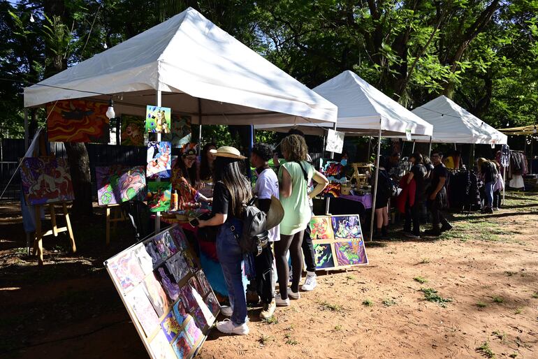 Emprendimientos de arte y artesanía también se sumaron a una feria realizada en el marco del festival.