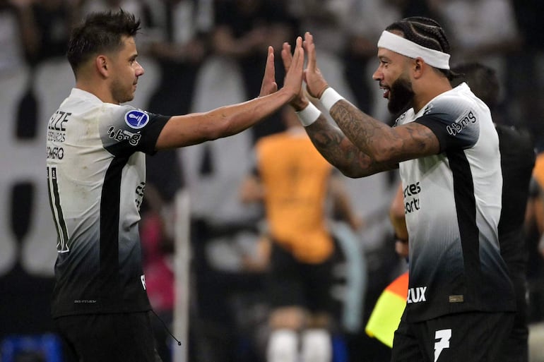 El paraguayo Ángel Romero (i) es reemplazado por el neerlandés Memphis Depay, jugadores del Corinthians, en el partido ante Fortaleza por la revancha de los cuartos de final de la Copa Sudamericana 2024 en el estadio Neo Química Arena, en Sao Paulo, Brasil,