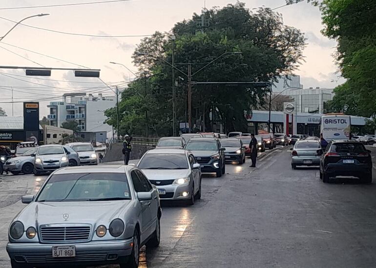 Caos en la esquina de Mariscal López y Santísimo Sacramento esta mañana como consecuencia de un corte de energía que dejó fuera de servicio a los semáforos.