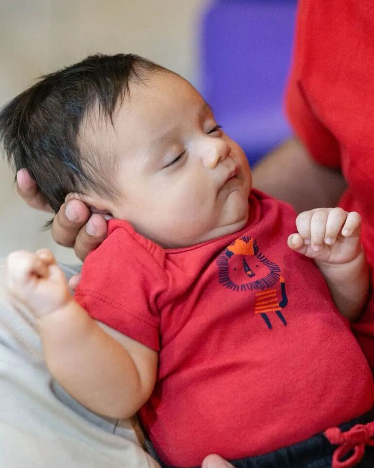 "Mini Benru" haciendo una siestita en brazos de su orgulloso papá. (Instagram/Rubén Darío Orué)