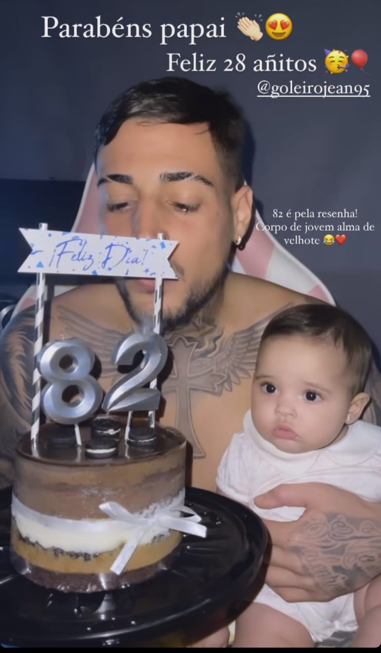 Jean Fernandes, con Alice en brazos, apagando las velitas de su torta de cumpleaños. (Captura de la historia de Instagram de Shay Victorio)