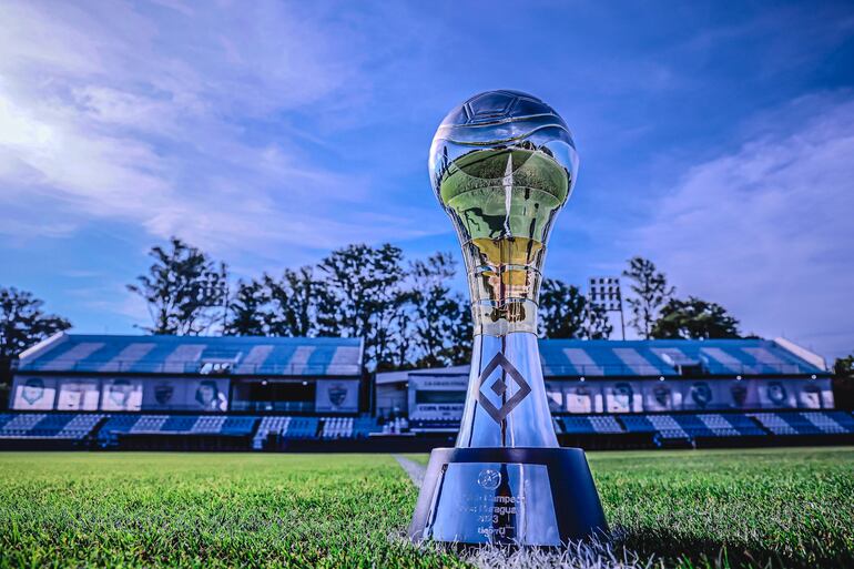 El trofeo de la Copa Paraguay en el estadio Parque del Guairá, sede de la final de la edición 2023.