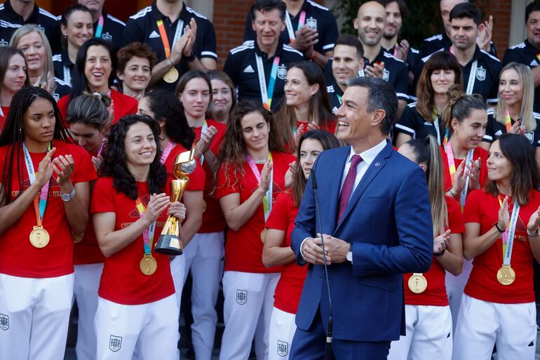 El presidente del Gobierno, Pedro Sánchez (en primer término), recibe a la selección femenina de fútbol en el Palacio de la Moncloa en Madrid, este lunes, tras su victoria en la Copa del Mundo. 