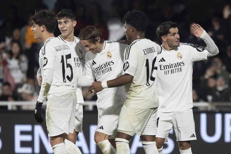 El jugador del Real Madrid Modric (3i) celebra el cuarto gol ante la Deportiva Minera junto a sus compañeros, durante el partido correspondiente a los dieciseisavos de final de la Copa del Rey, que están disputando este lunes en el estadio Cartagonova en Cartagena.