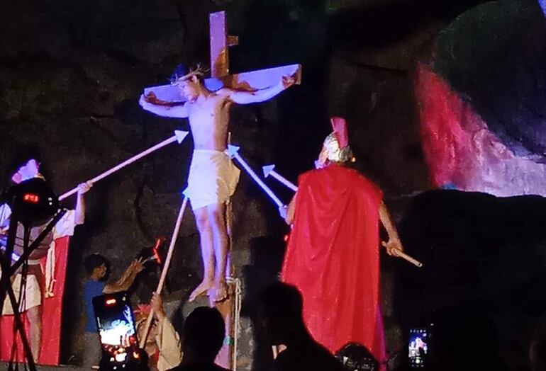 Momento que los soldados representan que para asegurar la muerte de Jesús recibió una lanza en uno de los costados de su cuerpo.