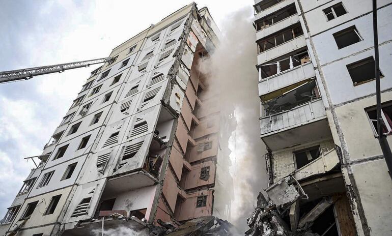 Un edificio dañado por fragmentos de un dron derribado el domingo sobre Belgórod, Rusia.