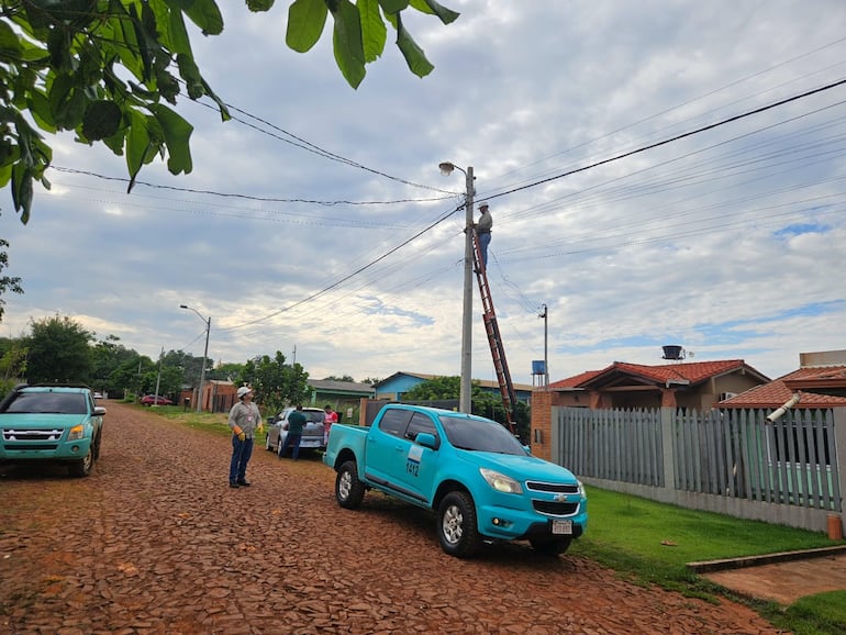 Cortes masivos de conexiones clandestinas de energía eléctrica en Minga Guazú, Alto Paraná