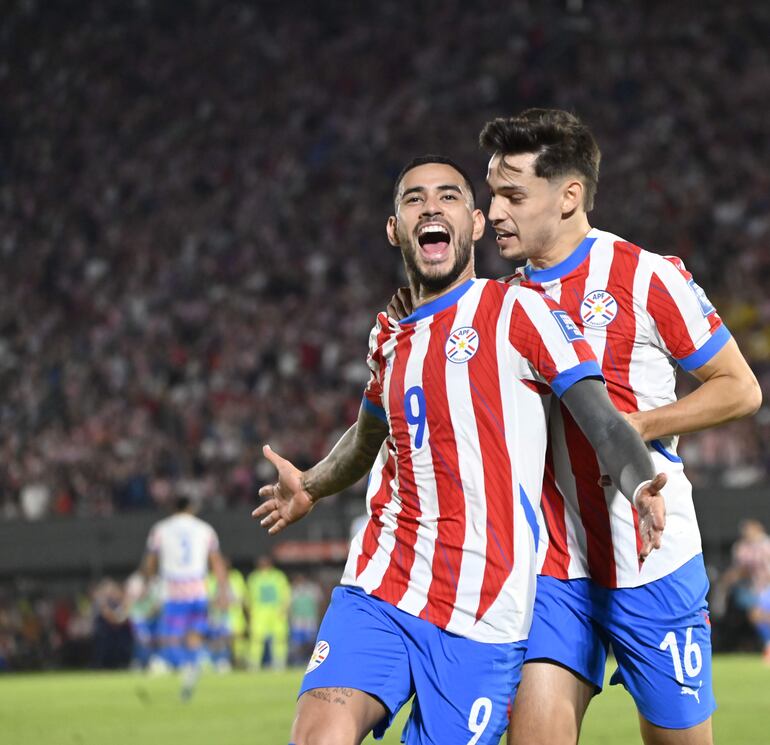 Antonio Sanabria festeja su gol durante el partido del jueves con Argentina, en el estadio Defensores del Chaco.