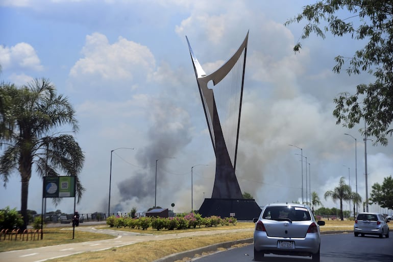 Las llamas ocasionaron una baja visibilidad en la Costanera de Asunción, donde incluso bloquearon ayer una de las vías.