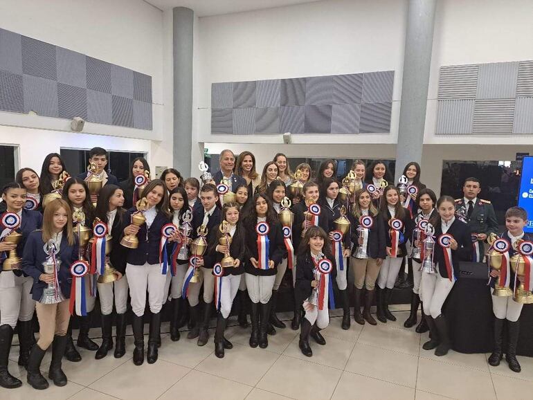 Los laureados de la Primera Etapa del Ranking Oficial de Salto de la Federación de Deportes Ecuestres del Paraguay recibieron sus premios en el Comité Olímpico.